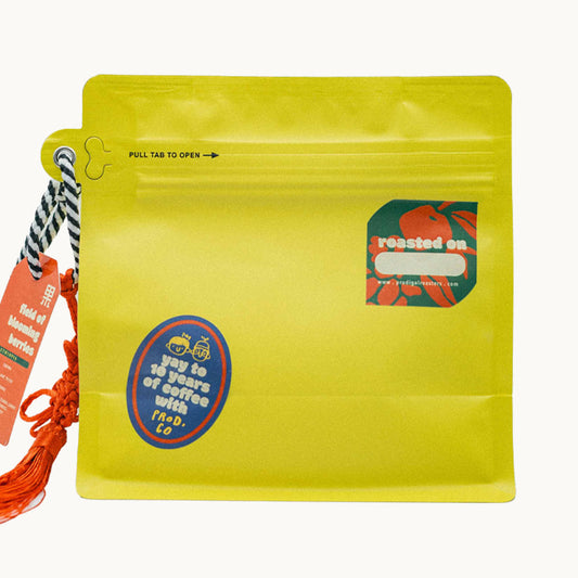 果 field of blooming berries